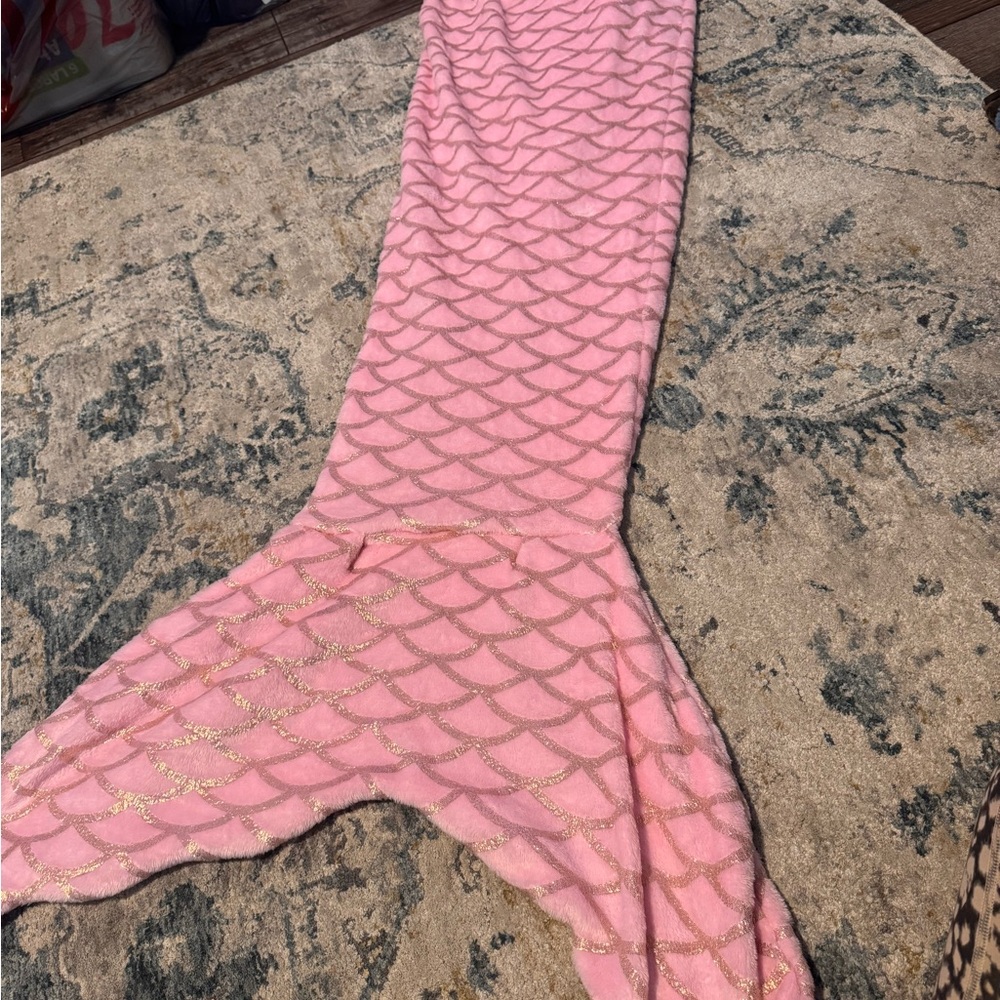 Capelli of New York Pink Blanket with Gold Highlights